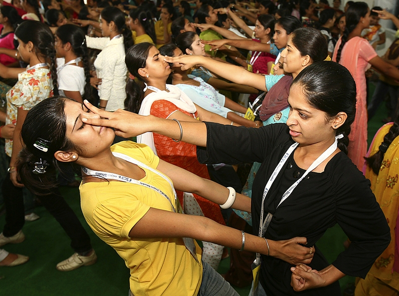 Студентки тренируются в приемах самообороны в северно-индийском городе Чандигарх
