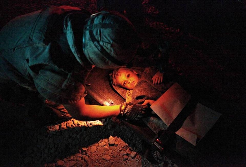 Медик из канадских войск исследует одного из восьми детей, привезенных на передовую оперативную базу после того как они погибли из-за поедания взрывчатого порошка у себя дома в районе Панджваи в афганской провинции Кандагар 12 сентября. Самодельные взрывные устройства – главная причина смертей среди иностранного контингента в Афганистане