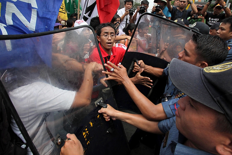 Протестующие во время стычки с полицией, при попытке силой проникнуть на территорию посольства США в Маниле. Участники акции протеста выступали против продолжающегося присутствия американских войск на Филиппинах, которые находятся там с целью борьбы с терроризмом.