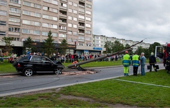 Весёлая эстонская авария (9 фото)
