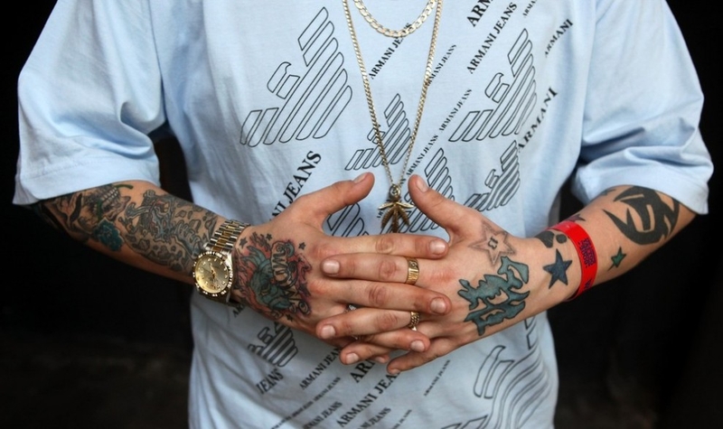 Посетитель пятого лондонского фестиваля тату демонстрирует свои татуированные руки.
