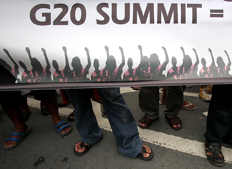 Протестующие собрались у посольства США в Маниле в пятницу, чтобы выразить свое отношение к саммиту лидеров Большой Двадцатки, которое проходило на прошлой неделе в Питсбурге.