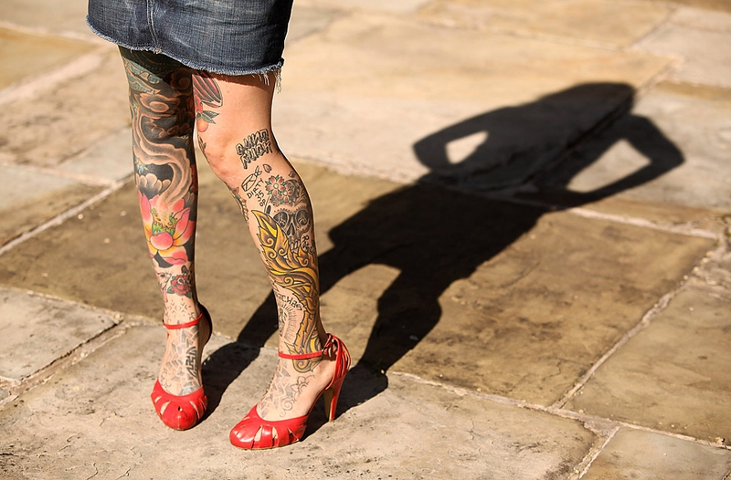 Никола Лоу демонстрирует свои татуировки в день открытия международного лондонского фестиваля тату в пятницу