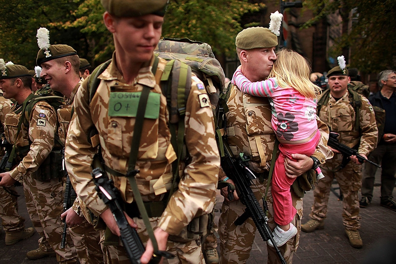 4-летняя Элла Робертс на руках своего отца, капрала Стивена Робертса, во время парада военных в английском городе Честер. Военные прошли по городу, чтобы попрощаться с родными местами перед отправлением в Афганистан.