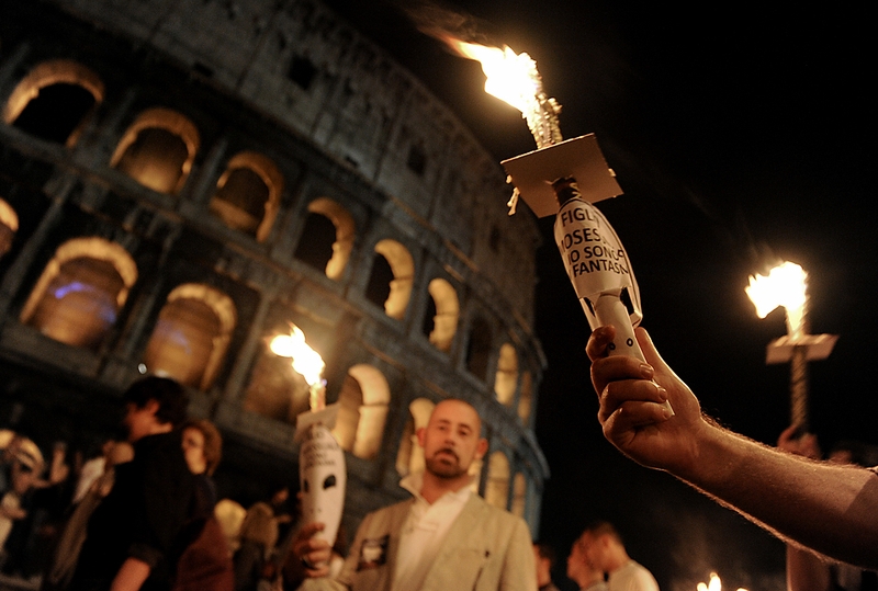 Гей активисты с факелами и плакатами вышли на демонстрацию у Колизея в Риме с лозунгами «против нетерпимости и расизма