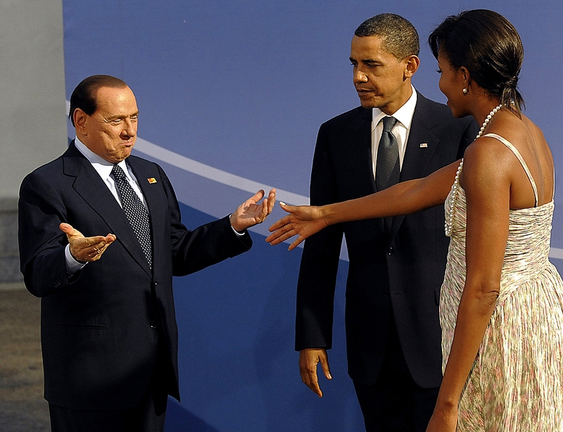 Президент Барак Обама и первая леди Мишель Обама приветствуют премьер-министра Италии Сильвио Берлускони, который прибыл на ужин лидеров Большой Двадцатки в Питтсбурге.