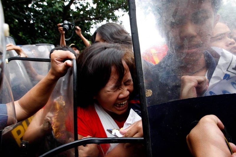 Филиппинские полицейские столкнулись с демонстрантами у американского посольства в Маниле 23 сентября. Участники акции протеста призывали к выводу американских войск из южно-филиппинского региона Минданао и аннулированию филиппино-американского соглашения о размещении американских сил на территории страны.