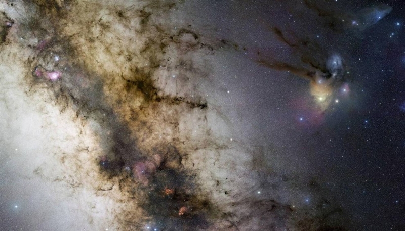 На этом снимке, предоставленном Европейской южной обсерваторией, виден центр Млечного пути – зона между созвездиями Стрельца и Скорпиона. Изображение в режиме реального цвета соствавлено из 1 200 фото, сделанных любительским телескопом на севере Чили.