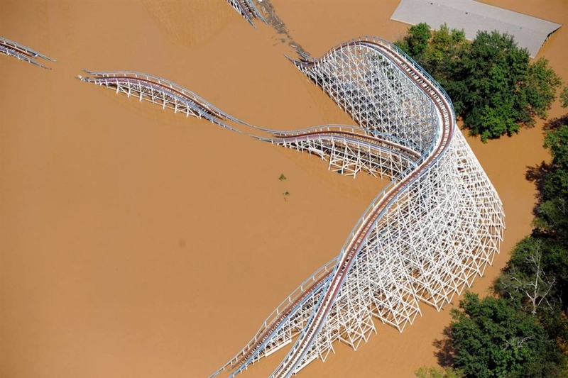 Американские горки «Six Flags» в луна-парке Джорджии, затопленные во время наводнения на реке Чаттахучи в Атланте, 22 сентября. По меньшей мере, 10 человек погибли в Джорджии и Алабаме, из-за наводнений, которые были вызваны проливными дождями на юго-востоке Штатов.