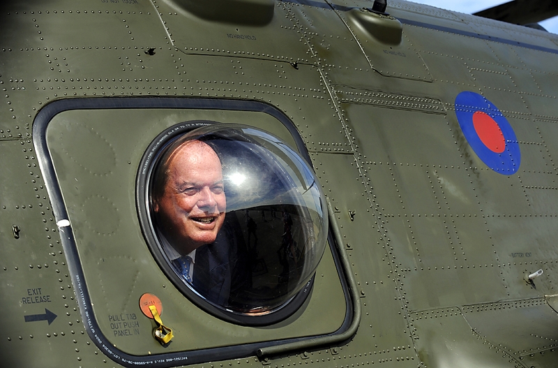 Член парламента Великобритании Квентин Дэвис выглядывает из окна вертолета 