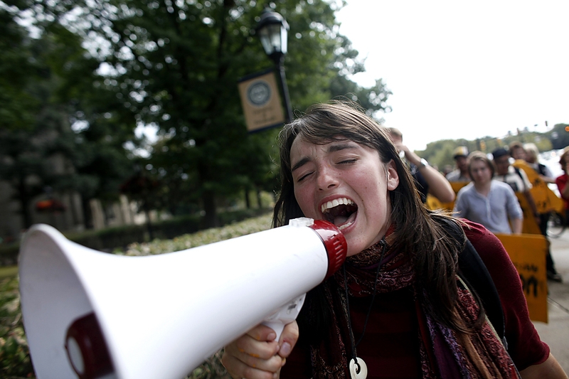 Демонстранты проводят акцию протеста недалеко от того места, где проходит встреча Большой Двадцатки в Питсбурге среды. Саммит завершился в пятницу.