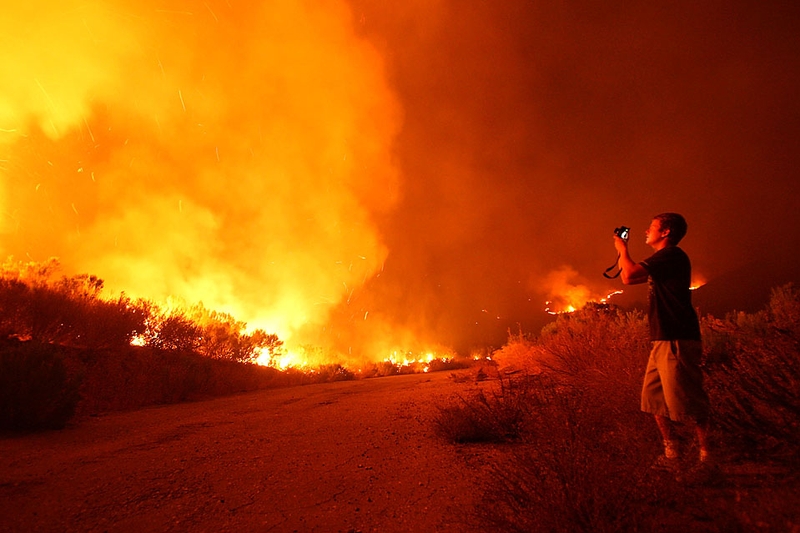 Майк Келик фотографирует пламя огромного пожара недалеко от Мурпарк, Калифорния. Разносимое ветром пламя пожара угрожало линиям электропередач и нефтяным месторождениям. Предположительно причиной пожара стало самовозгорание органических удобрений.