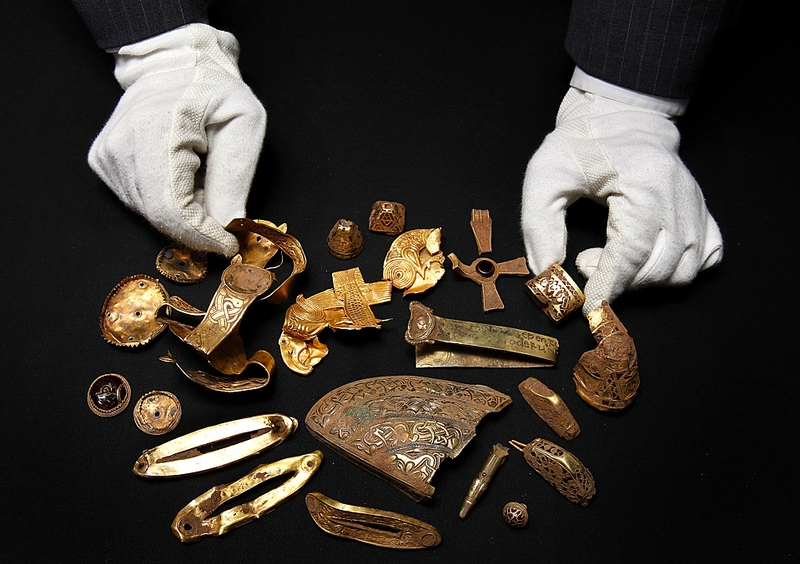 В июле этого года охотник за сокровищами 55-летний Терри Герберт обнаружил на сельскохозяйственных угодьях в Западной Англии клад, состоящий из золотых и серебряных англо-саксонских украшений седьмого века. Часть коллекции была выставлена в музее Бирмингема.
