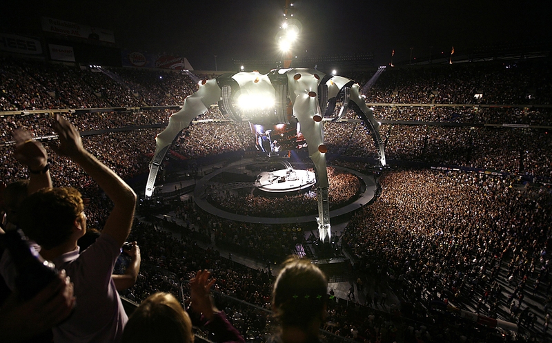 Фанаты приветствуют группу U2 на первом из двух концертов на стадионе «Giants» в Восточном Разерфорде.