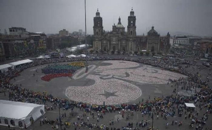 В Мехико выложили рисунок из миллиона банок (3 фото)
