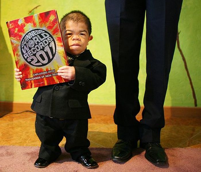 Колумбиец попал в Книгу рекордов Гиннесса как самый маленький человек в мире (6 фото)