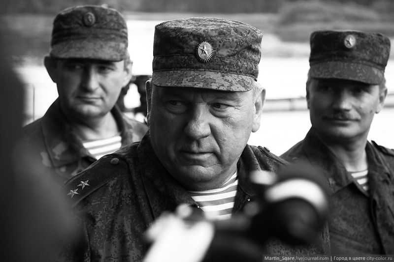 Я не мог обойтись без ЧБ кадра. Это командующий ВДВ России Шаманов Владимир Анатольевич.