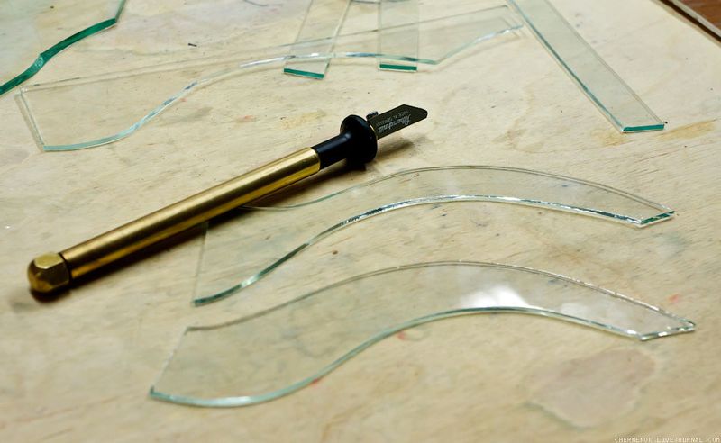 С помощью стеклореза можно вырезать криволинейные формы.