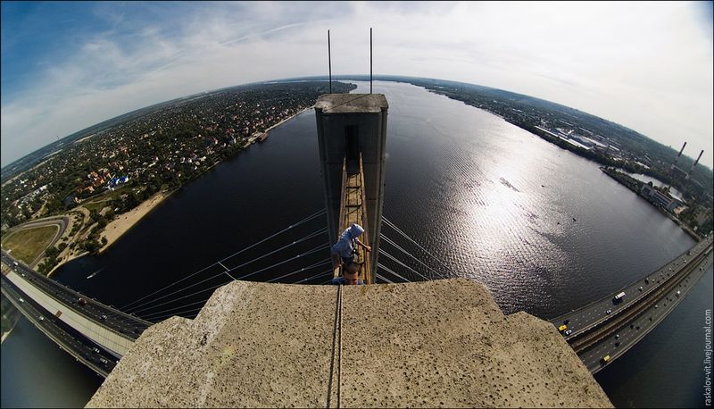 Южный один из трех вантовых мостов Киева. Высота пилона около 130 метров.