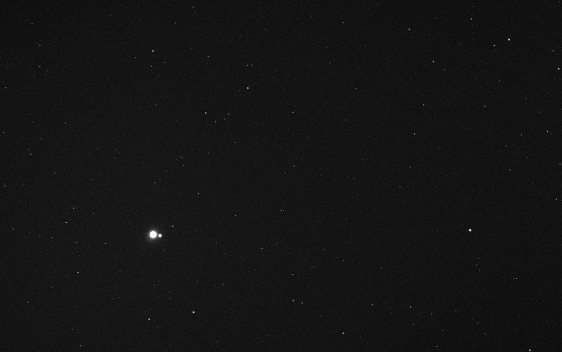 Земля и Луна издалека 6 мая 2010 года на расстоянии 183 миллиона километров от корабля «MESSENGER», с которого был сделан снимок. Север внизу изображения. (NASA/Johns Hopkins University Applied Physics Laboratory/Carnegie Institution of Washington)