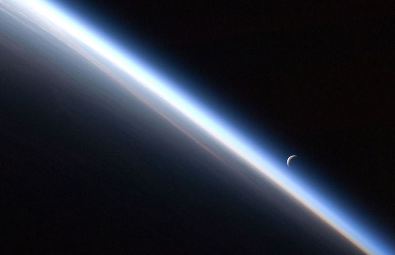 Исчезающий полумесяц и тонкая линия земной атмосферы. Фото сделано членом экипажа «Expedition 24» на Международной космической станции 4 сентября. (NASA)