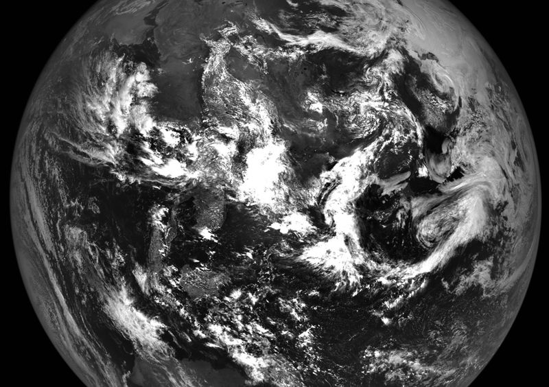 Земля – вид с Луны 12 июня. Этот снимок был создан командой орбитальной станции «Lunar Reconnaissance Orbiter» из нескольких фотографий, сделанных 12 июня во время последовательности настройки. (NASA/GSFC/Arizona State University)