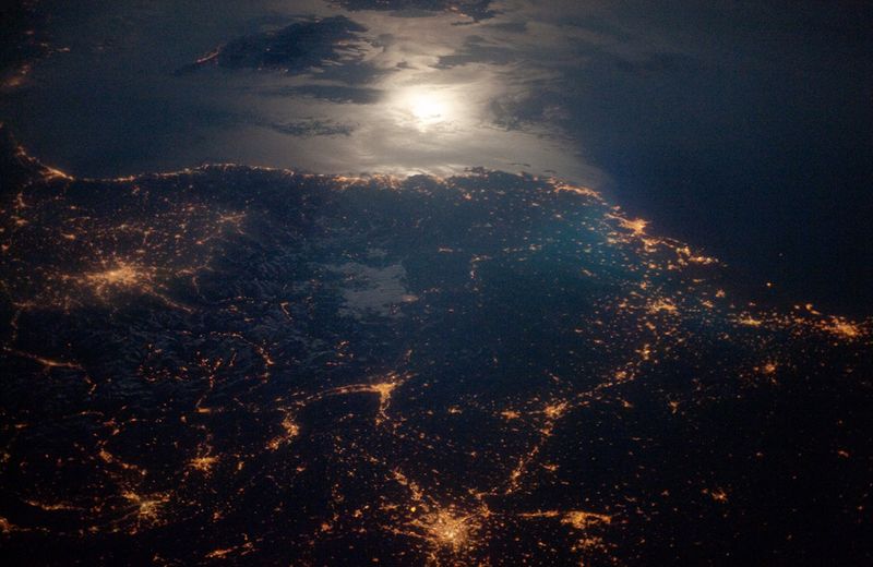 Ярко освещенные районы Торино (Италия), Лиона (Франция) и Марселя (Франция) выделяются на фоне небольших городков. Фото сделано 28 апреля. (NASA/JSC)