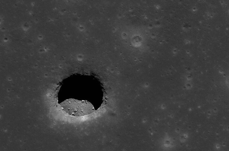Яма на Луне от Моря Спокойствия с булыжниками на гладкой поверхности. Фото сделано 24 апреля и достигает около 400 метров в ширину. (NASA/GSFC/Arizona State University)