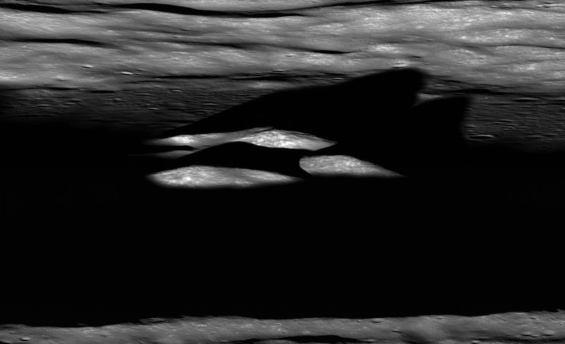 Последние лучи солнца освещают центральную вершину кратера Бхабха на Луне перед закатом. Фото сделано 17 июля. (NASA/GSFC/Arizina State University)