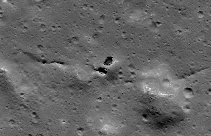Станция LROC сфотографировала естественный мост на Луне. Как образовался этот мост? Скорее всего, из-за двойного обрушения в лавовую трубу». Фото сделано в ноябре 2009 года. (NASA/GSFC/Arizona State University)