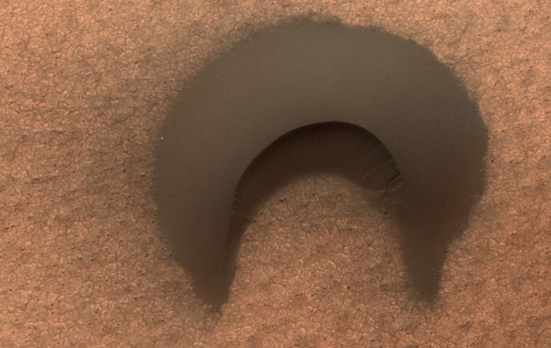 Одна дюна на поверхности Марса. Фото было сделано в 14:11 по местному марсовому времени 9 июля. (NASA/JPL/University of Arizona )