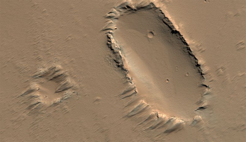 Надутый ветром рельеф на поверхности щитовидного вулкана в регионе Тарсис на Марсе. Фото сделано 31 июля. (NASA/JPL/University of Arizona)