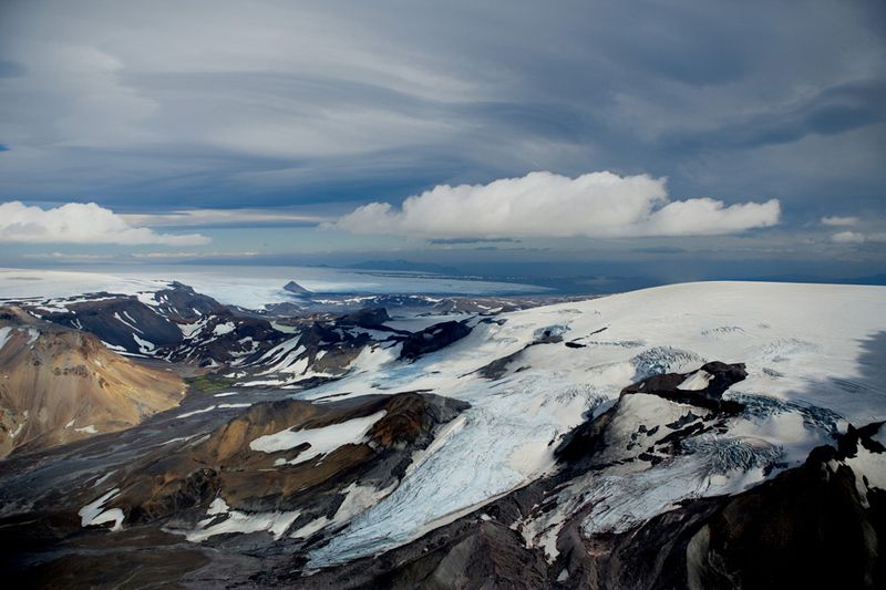 Темные тучи нависли над льдами и снегами в западной части Исландии. (© Robert B. Haas)
