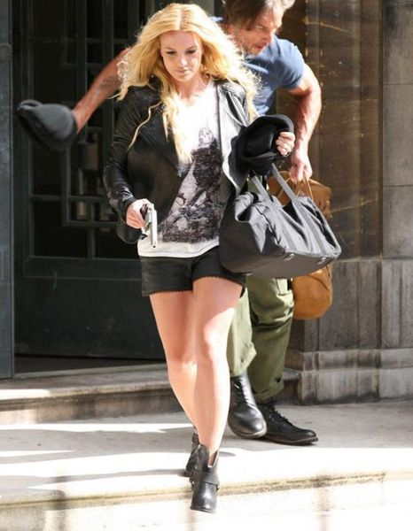 Бритни Спирс на улице с пистолетом (6 Фото)