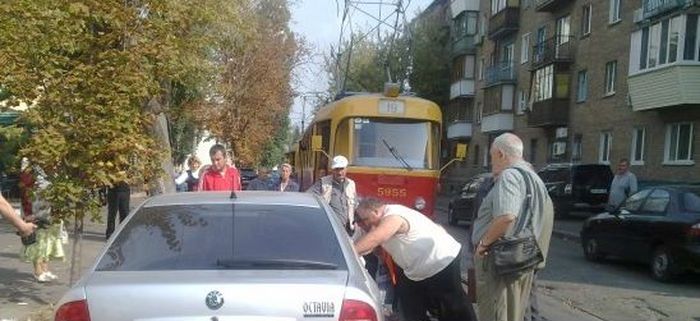 Киевляне устроили самосуд над припаркованными на трамвайных путях авто  (4 фото)