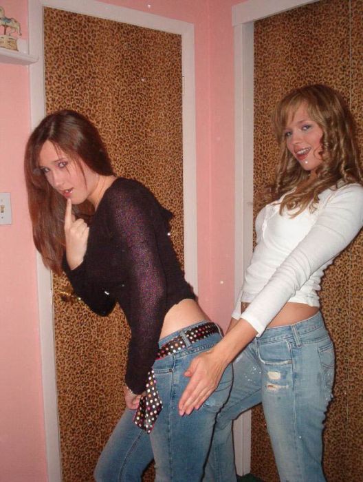 Милые девушки на вечеринках трогают своих подружек за попу (39 фото)