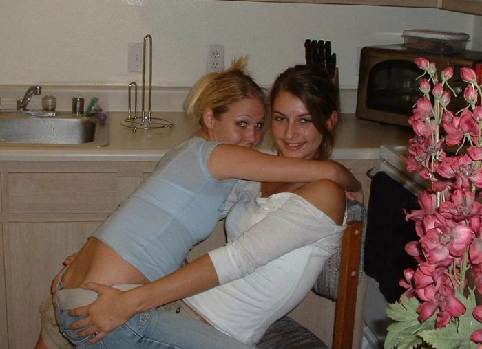 Милые девушки на вечеринках трогают своих подружек за попу (39 фото)