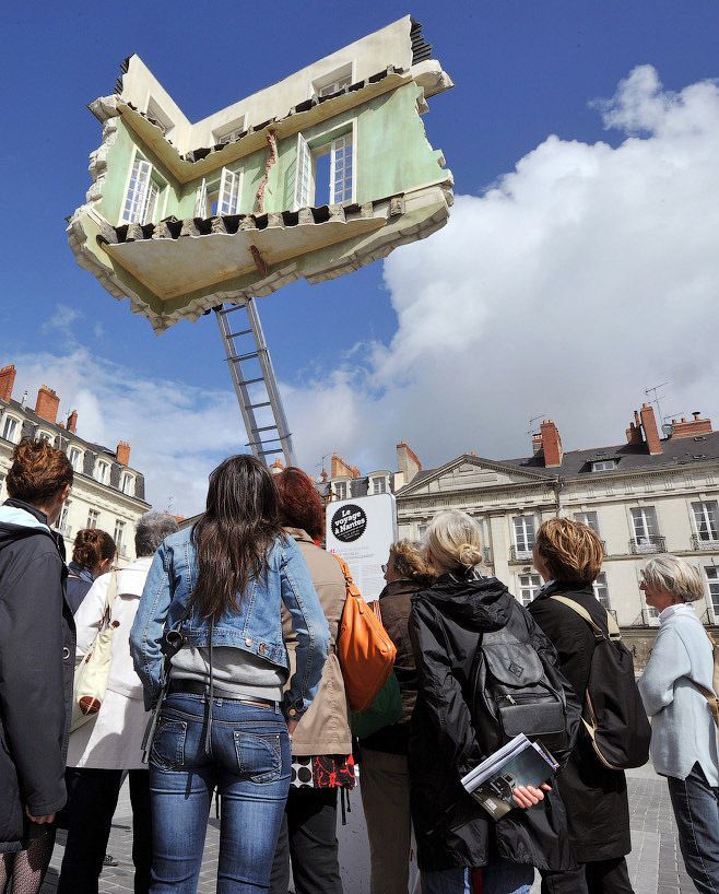 Во Франции прошел фестиваль сюрреалистичного искусства (8 фото)
