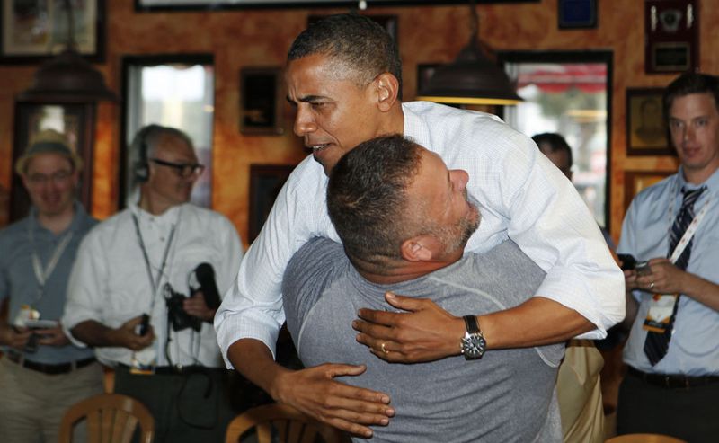 Радостные обнимашки с президентом (3 фото)