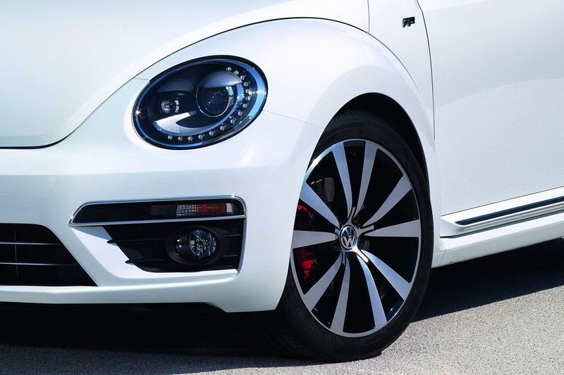 Volkswagen Beetle получил штатный спорт-пакет R-Line (12 фото)