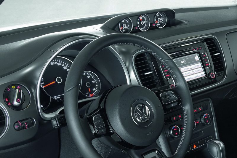Volkswagen Beetle получил штатный спорт-пакет R-Line (12 фото)