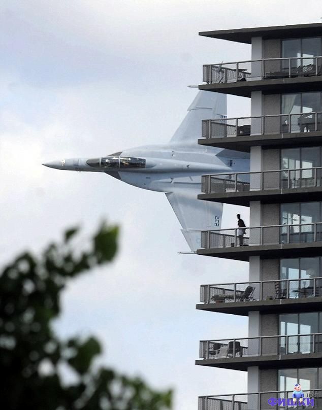  Легенда: F-18 Летит на Детройтом между домов br Статус: ПРАВДА. br Произошло 10 июля  2009 года. В Детройте на Золотых состязаниях по гребле истрибитель ВВС США пролетая над рекой выполнял поварот. br