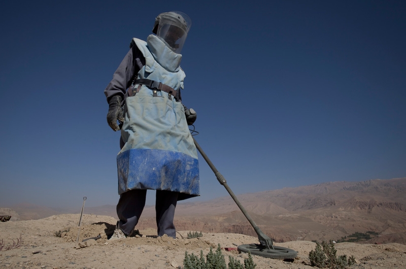 Афганский сапер использует металлический детектор в поисках снарядов на месте археологических раскопок Шахр-и-Голгола 2 сентября 2009 года в Бамиане, Афганистан. Афганские технические консультанты и центр ООН по разминированию работают вместе, чтобы расчистить древние руины в районе Бамиан. Этот проект начался 5 мая и закончится 15 октября.