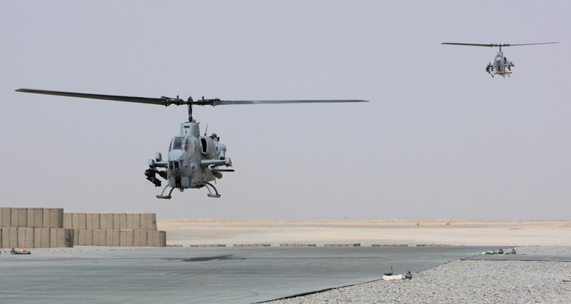Два штурмовых вертолёта AH-1 Cobra приземляются в центральном Афганистане в субботу 26 сентября 2009 года.