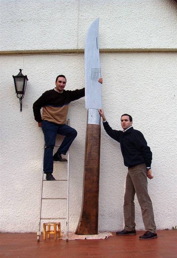 Крупнейший в мире карманный нож составляет в разложенном состоянии 3,9 метров и весит 122 кг. Он был спроектирован Тельмо Кадавез из Португалии, и сделан вручную Виргилио Раулем также из Португалии 9 января 2003 года.