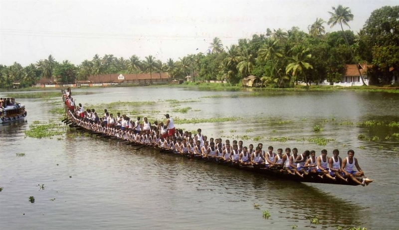 «Змеиная лодка» из Алеппи, Керала, Индия, составляет 43,7 метра в длину. Ее команда состоит из 143 человек, включая 118 гребцов, 2 барабанщика, 5 кормчих и 18 певцов. Лодка появилась на публике в Керала, Индия, 1 мая 2008 года.