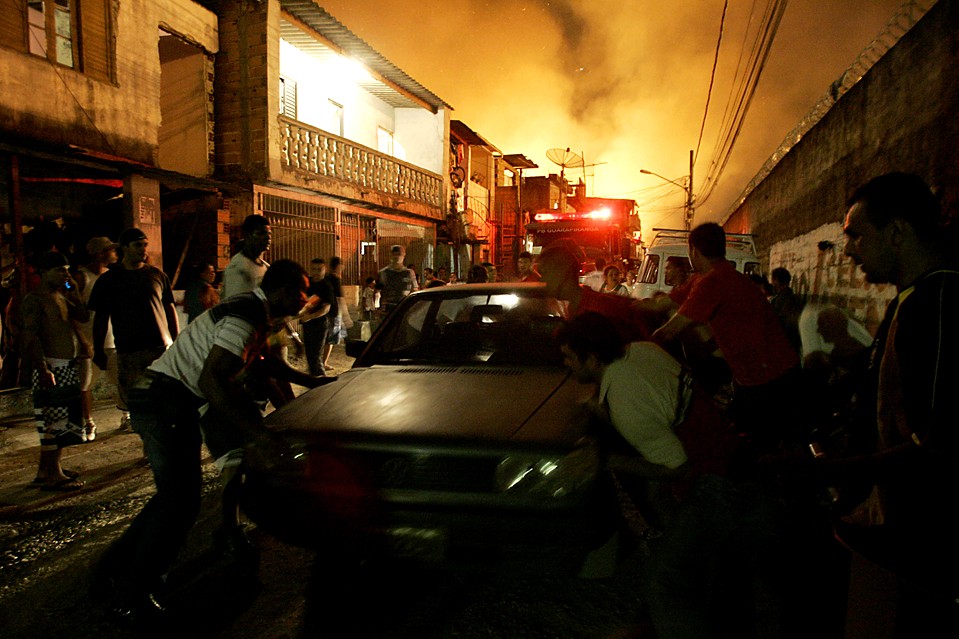 Люды пытаются спасти автомобиль после того, как в поселке Диого Пирес к западу от Сан-Паулу разгорелся пожар. О летальных исходах не сообщалось, но двум людям потребовалась медицинская помощь. Причина пожара не установлена