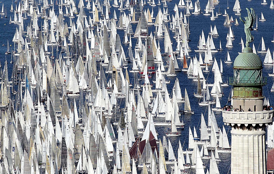 Около 1800 парусников приняли участие в ежегодной регате «Барколана» в Триестском заливе, северная Италия, в воскресенье. В правом нижнем углу – маяк Победы