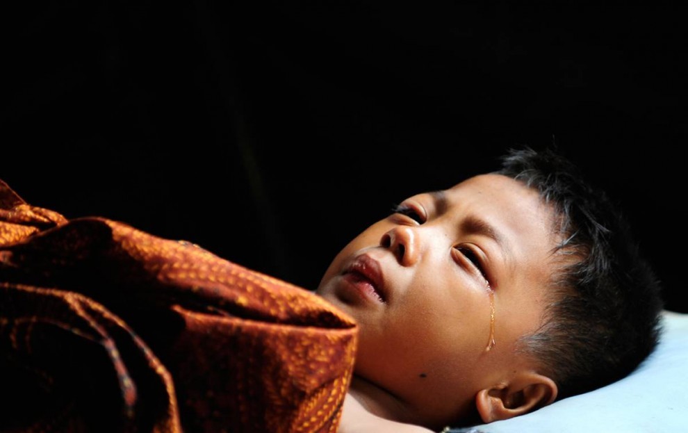 Мальчик плачет в палатке установленной рядом с больницей М Джамил в Паданге, Индонезия. Больница была частично разрушена после землетрясения.