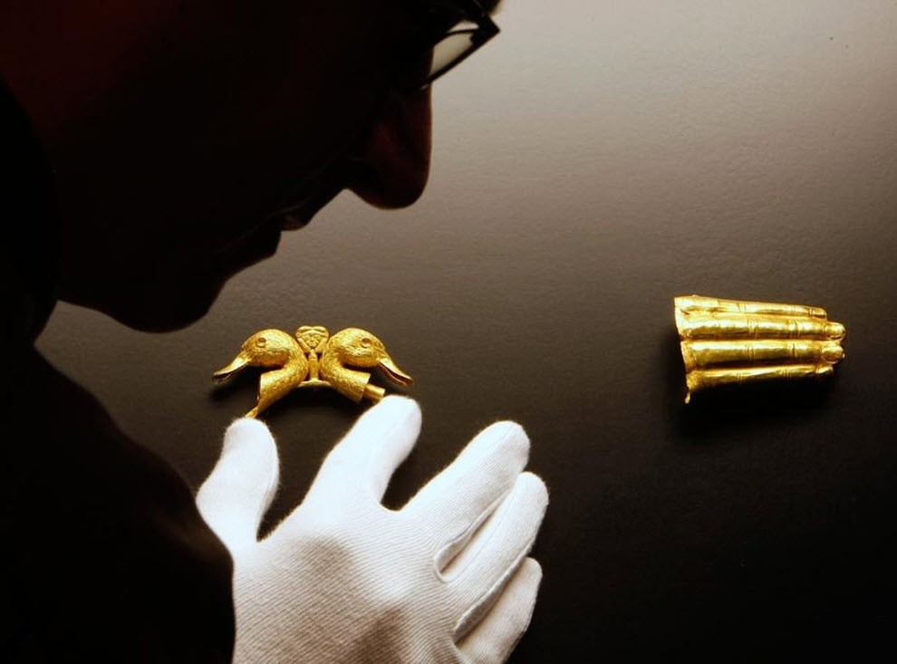 Работник хранилища Мориц Пайсан показывает ценности, которым более 3 тысяч лет: две утиные головы сделанные из чистого золота и золотая рука. Эти ювелирные изделия являются частью экспозиции под названием 